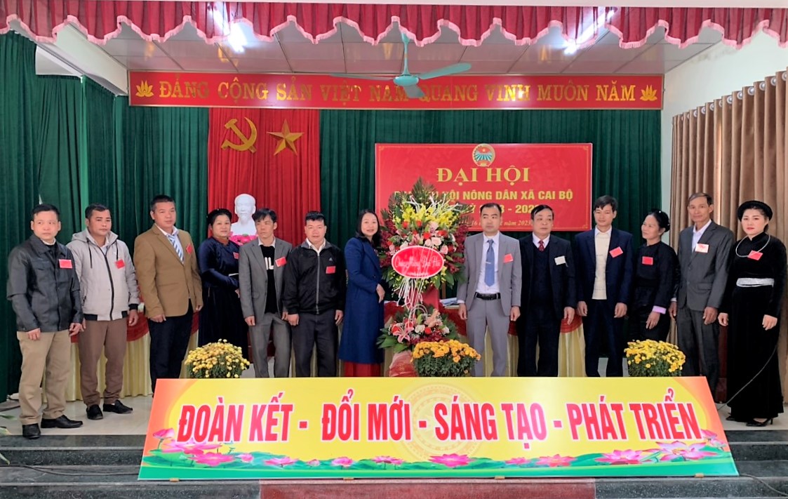 Các đại biểu chúc mừng Ban Chấp hành Hội Nông dân xã Cai Bộ, nhiệm kỳ 2023 - 2028