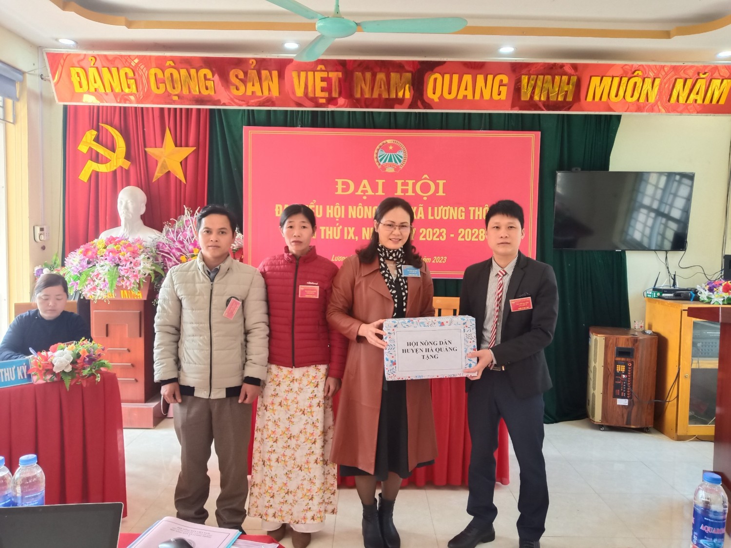 Đồng chí Linh Thanh Tuyền, chủ tịch HND huyện tặng quà Đại hội HND xã Lương Thông