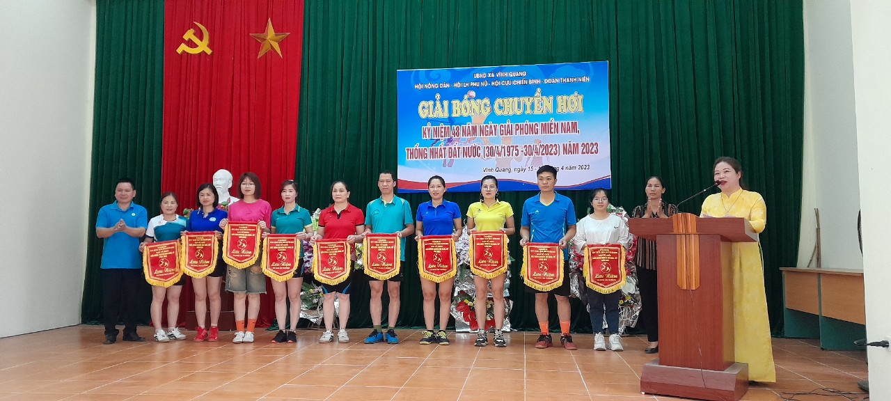lãnh đạo xã Vĩnh Quang trao cờ lưu niệm cho các đội tham gia thi đấu