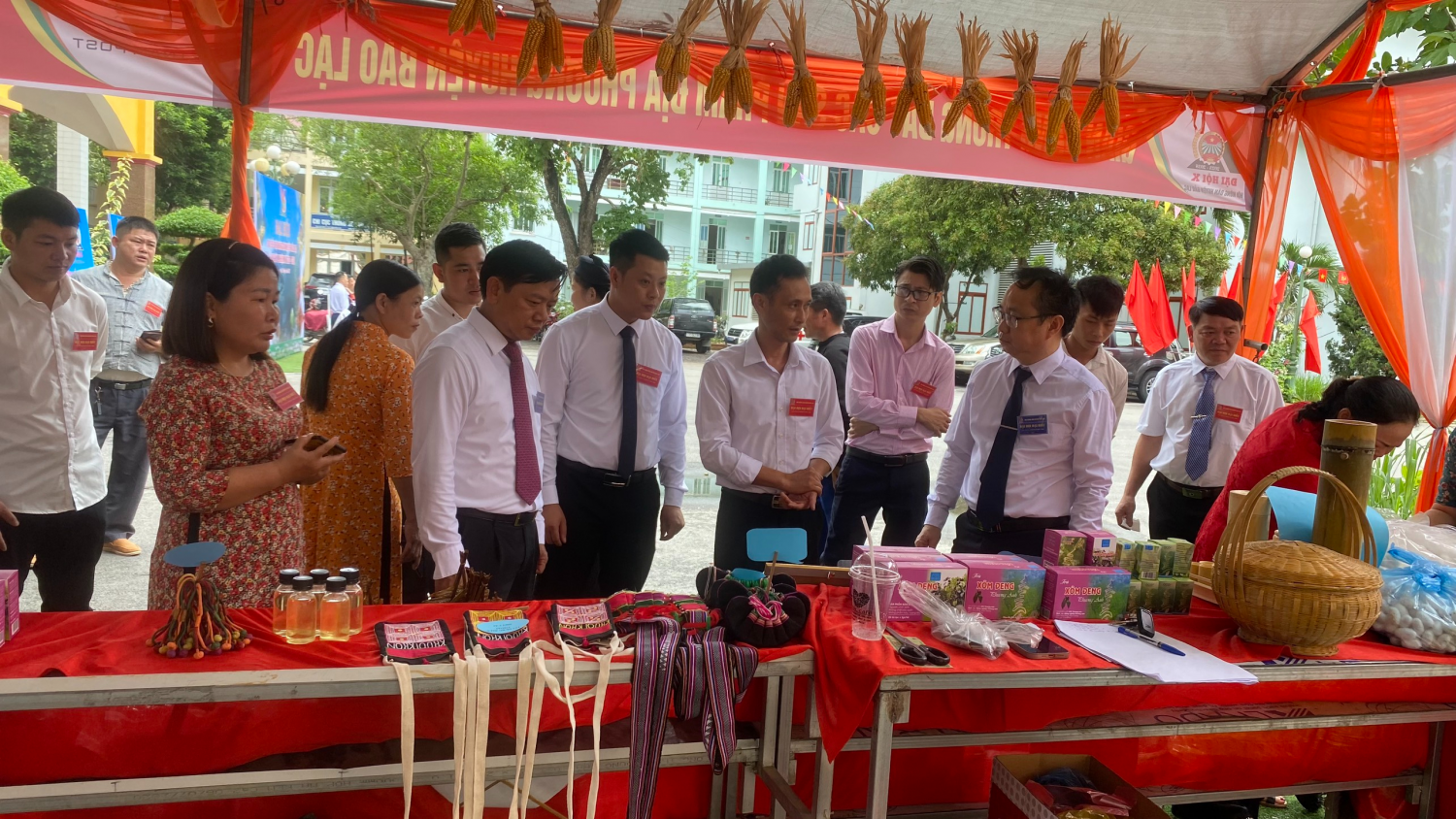 Các đại biểu tham quan gian hàng trưng bày sản phẩm nông nghiệp đặc trưng huyện Bảo Lạc