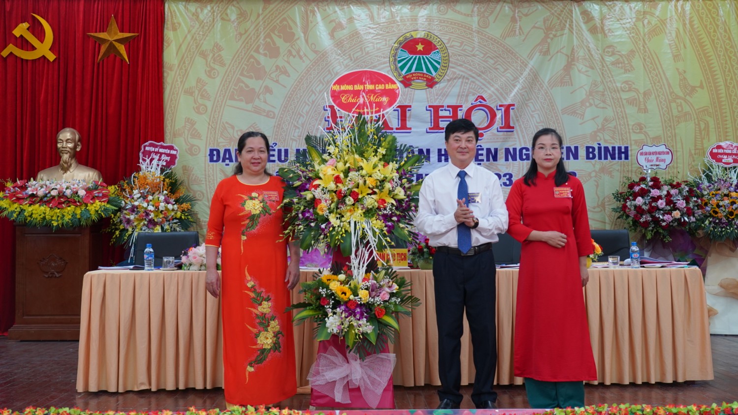 Đồng chí Triệu Lưu Cương, PCT thường trực HND tỉnh tặng hoa chúc mừng đại hội