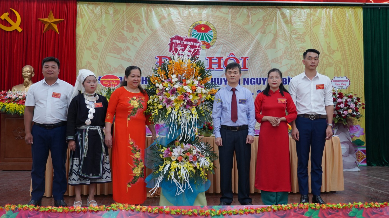 Lãnh đạo huyện Nguyên Bình tặng hoa chúc mừng đại hội