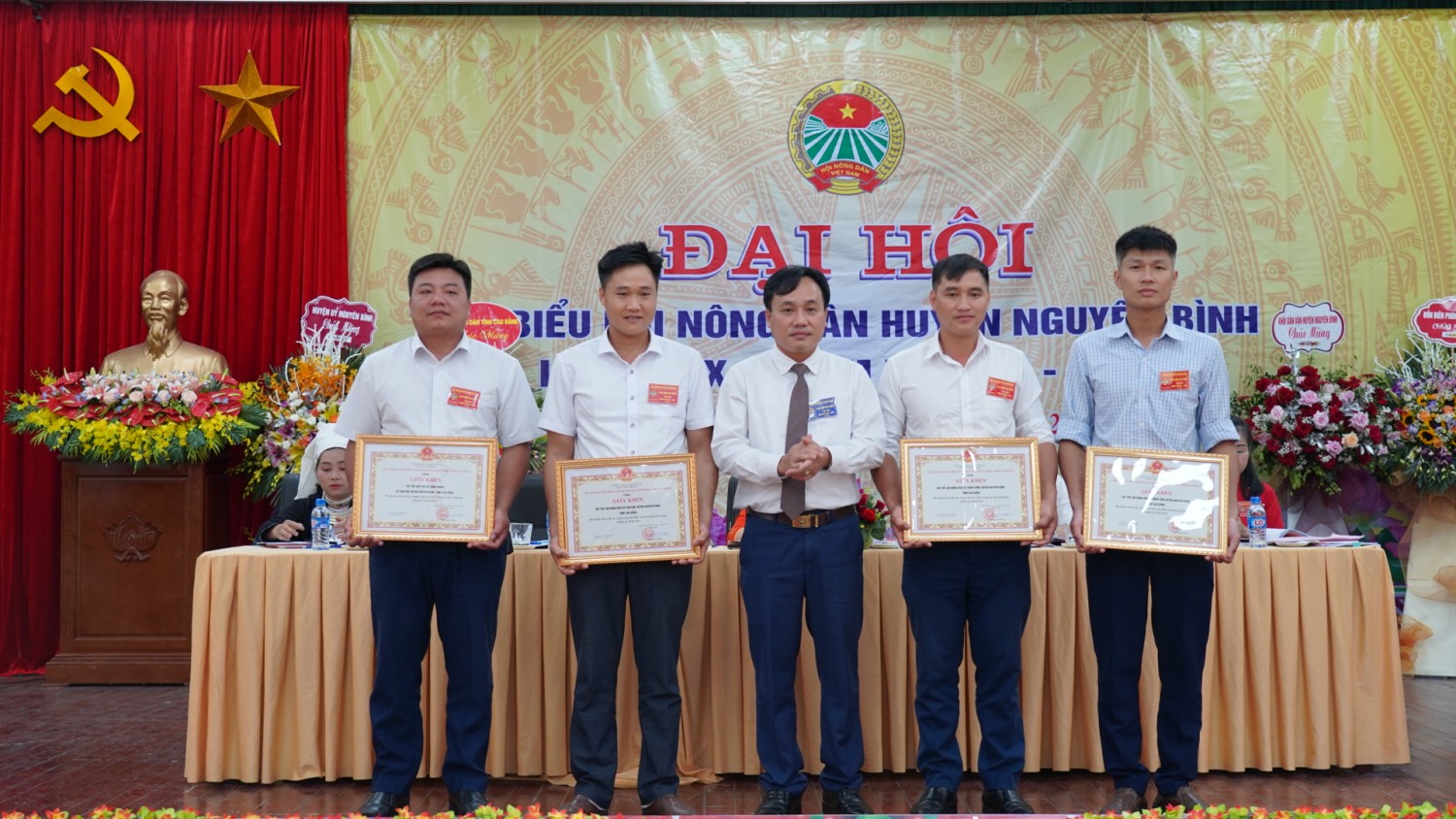 lãnh đạo UBND huyện tặng giáy khen cho cá nhân đạt thành tích