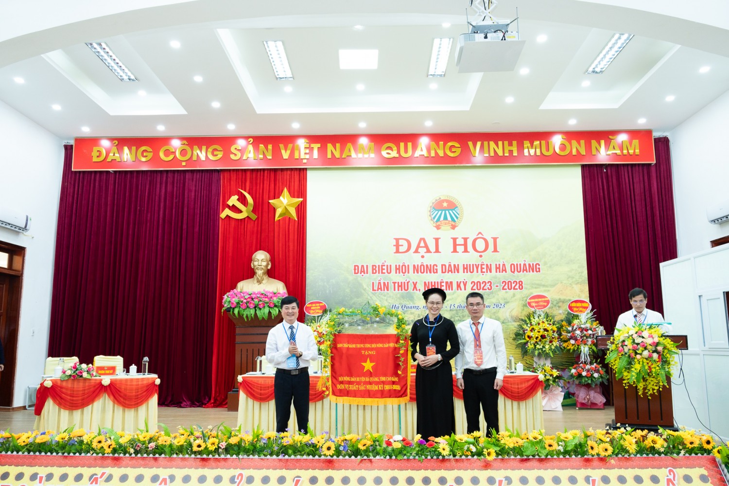Thừa ủy quyền của TW Hội, đồng chí Triệu Lưu Cương tặng cờ thi đua xuất sắc cho HND huyện Hà Quảng