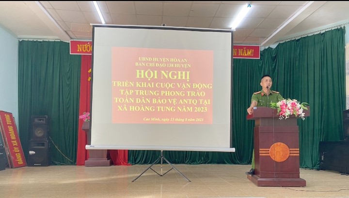 Các đồng chí trong tổ công tác tuyên truyền về cuộc vận động tập trung tại xóm Cao Minh, xã Hoàng Tung
