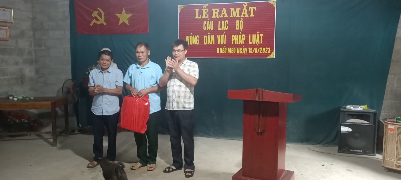 Đồng chí Chu Văn Đạt, PCT Hội Nông dân huyện Hạ Lang trao quà cho đại diện câu lạc bộ