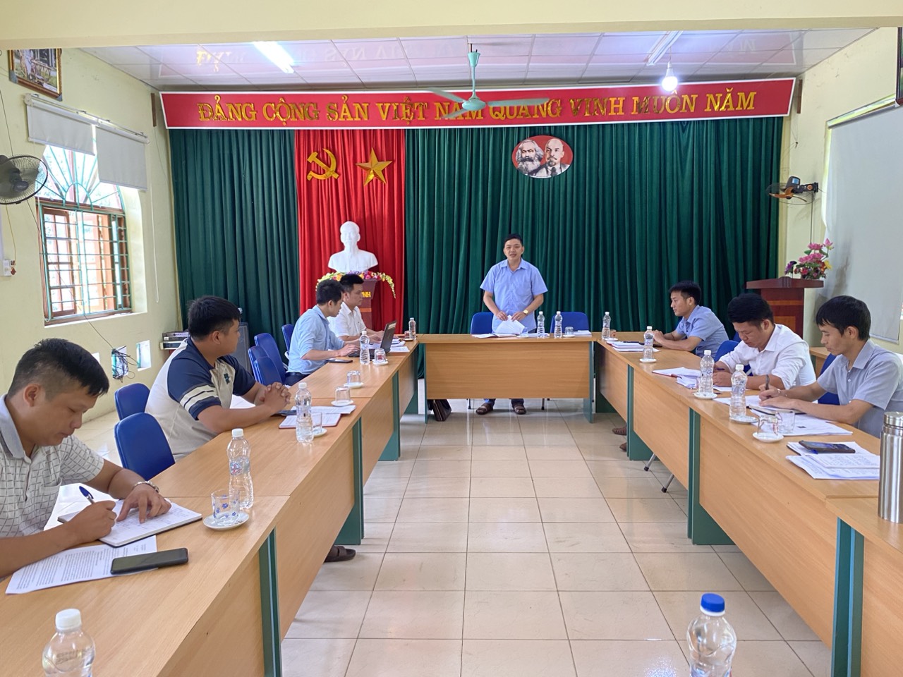 Đ/c Mông Hải Châu, Chủ tịch HND huyện, Uỷ viên Thường trực BCĐ phát biểu tại cuộc kiểm tra.