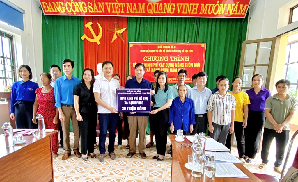 Khối thi đua số VI trao kinh phí hỗ trợ xây dựng nông thôn mới cho xã Hạnh Phúc (Quảng Hòa)