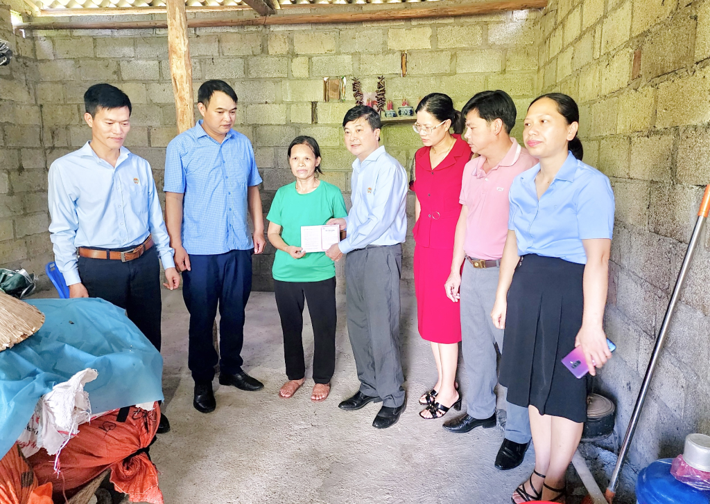 Lãnh đạo Hội Nông dân tỉnh trao sổ tiết kiệm cho hội viên Trần Thị Nang, xóm 1 xã Chu Trình (Thành Phố)