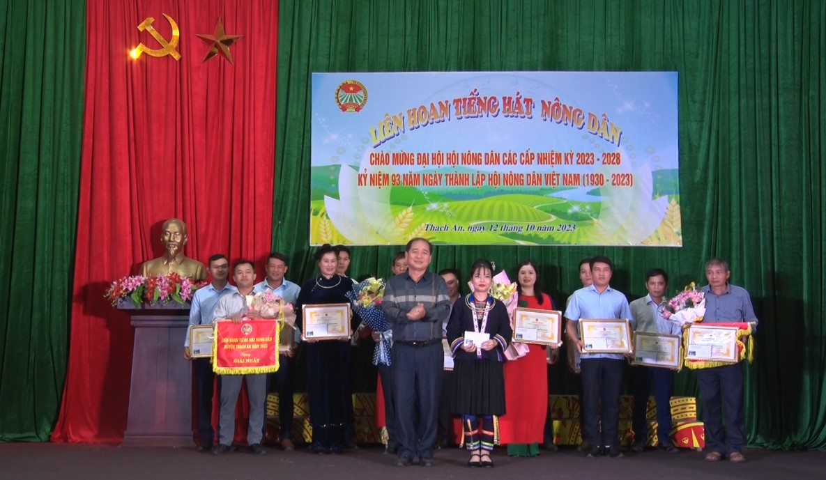 Đồng chí Bế Trọng Hàm - Phó chủ tịch HND tỉnh Cao Bằng trao giải tiết mục ấn tượng cho Hội nông dân xã Thụy Hùng