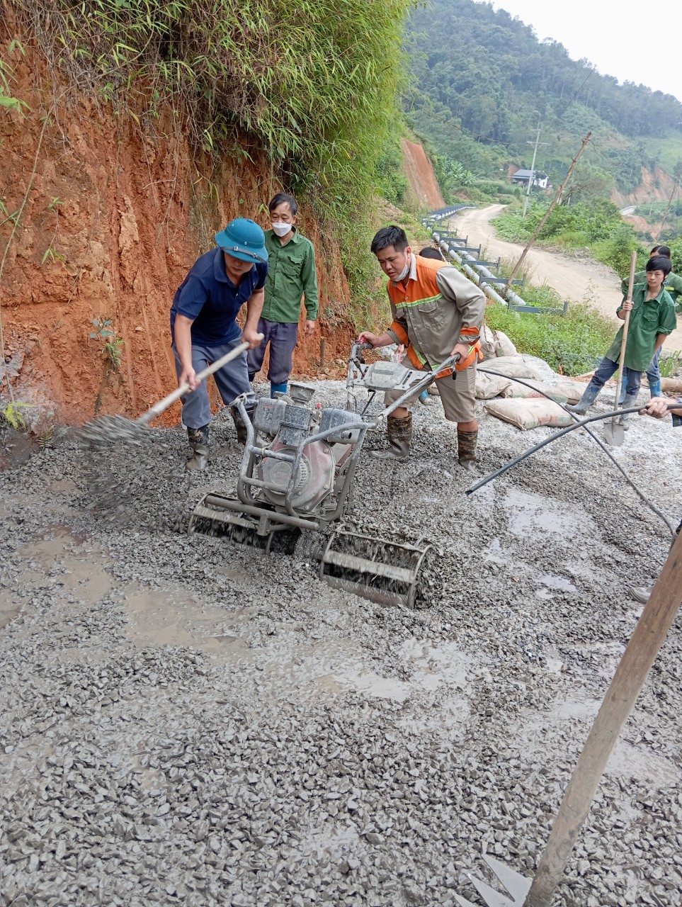 Hội Nông dân xã Chu Trinh, thành phố Cao Bằng đóng góp ngày công lao động xây dựng Nông thôn mới