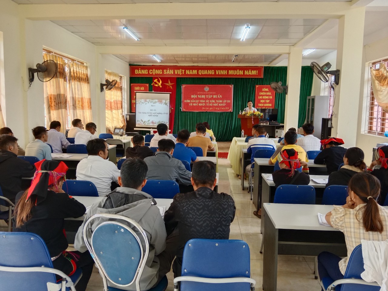 Đ/c Mông Hải Châu – Chủ tịch HND huyện phát biểu khai mạc Hội nghị tại xã Nam Cao