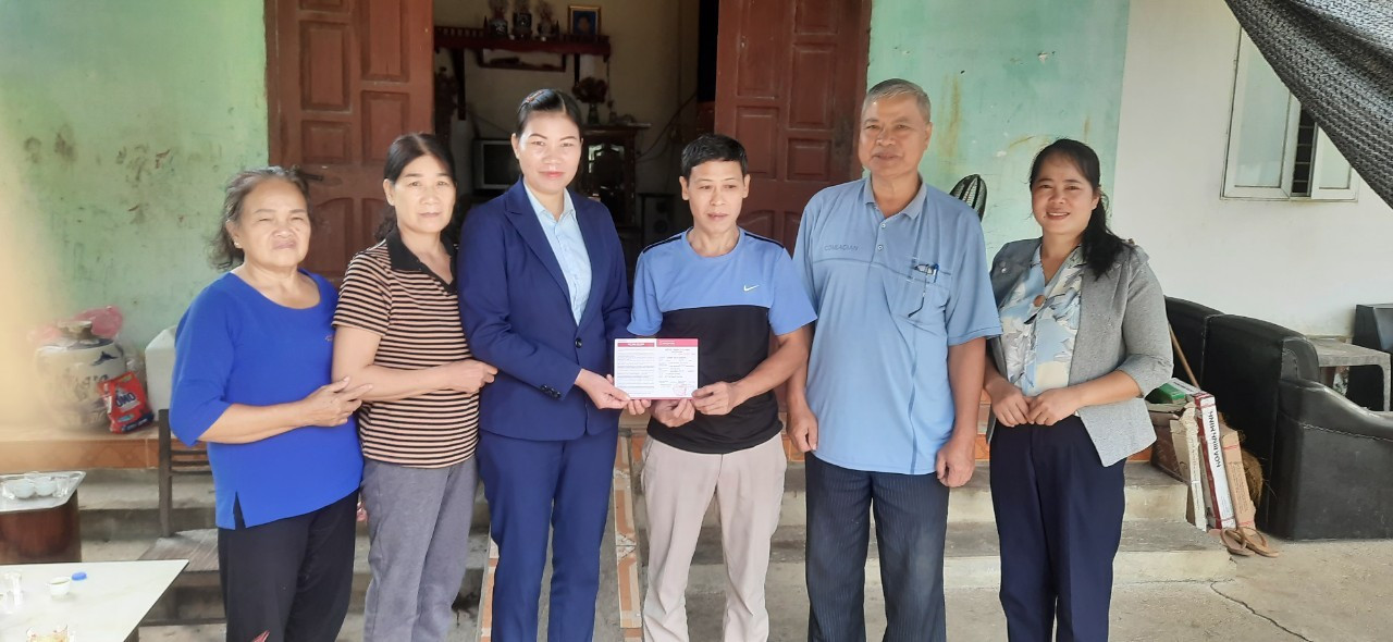 Hội Nông dân phường Đề Thám trao tặng 02 sổ tiết kiệm cho hội viên nghèo