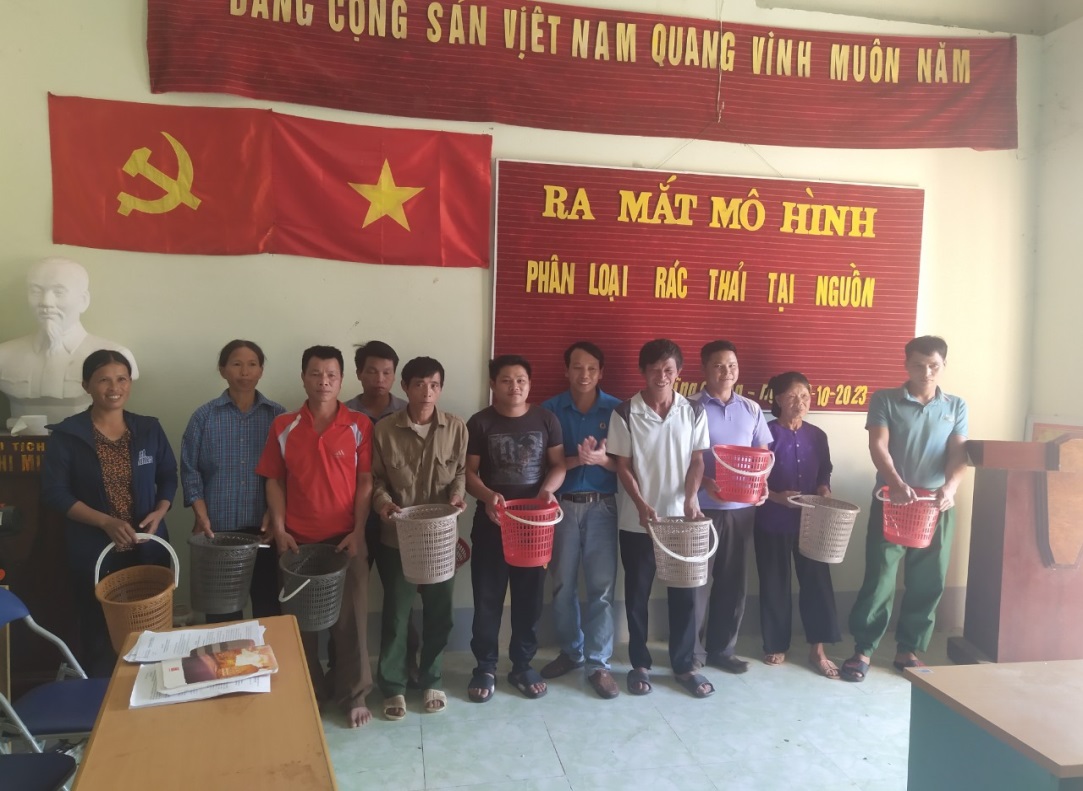 Hội Nông dân xã Nguyễn Huệ, huyện Hòa An tổ chức ra mắt mô hình “Phân loại rác thải tại nguồn xử lý rác thải hữu cơ”