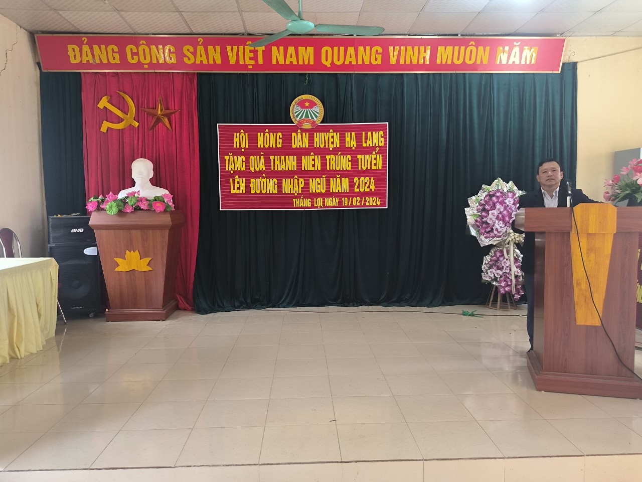 Đ/c Cao Xuân Hưng, Huyện ủy viên - Chủ tịch Hội Nông dân huyện phát biểu động viên thanh niên trúng tuyển lên đường nhập ngũ năm 2024