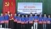 Lãnh đạo Trung tâm Hỗ trợ nông dân và Giáo dục nghề nghiệp trao giấy chứng nhận cho các học viên.