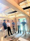 Ông Dương Hùng Dũng (đứng thứ 2 từ trái sang) Chủ tịch Hội Nông dân tỉnh Cao Bằng tham ra giám sát thực hiện Đề án xóa nhà tạm, nhà dột nát. Ảnh Cao Bằng