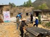 Cán bộ, hội viên nông dân huyện Trùng Khánh giúp đỡ gia đình hội viên dỡ nhà, xây nhà mới thực hiện xóa nhà tạm, nhà dột nát.