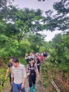 Hội viên nông dân tham gia phát quang, vệ sinh đường.