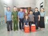 Đồng chí Quan Văn Phú, Chủ tịch Hội Nông dân xã Bảo Lạc, tham gia tặng quà các gia đình chính sách, người có công với cách mạng.