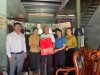 Đồng chí La Minh Tuấn tham gia tặng quà gia đình  thương binh, bệnh binh, thân nhân liệt sĩ.