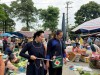Đ/c Đàm Thị Minh, PCT Ủy ban MTTQ, CHủ tịch HND xã livestream giới thiệu chợ Háng Cáp  phiên Rằm tháng Bảy