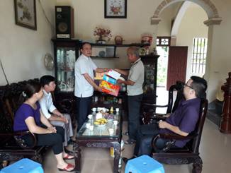 Đ/c Trương Văn Hợp-Phó Chủ tịch HND tỉnh trao quà cho gia đình chính sách