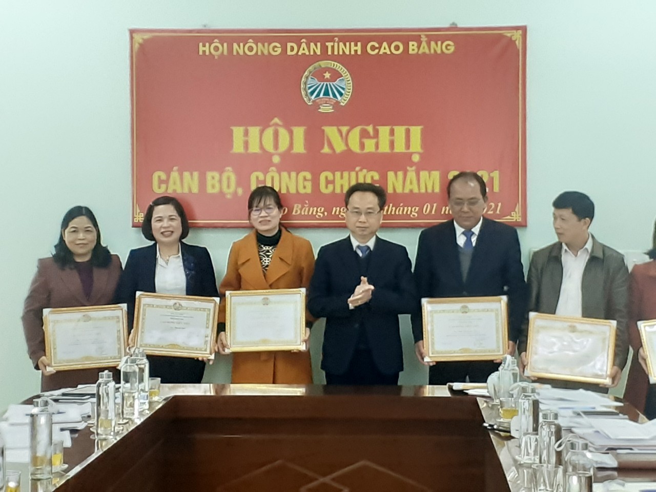 Đồng chí Dương Hùng Dũng, chủ tịch Hội Nông dân tỉnh trao bằng khen cho các cá nhân có thành tich trong năm 2020