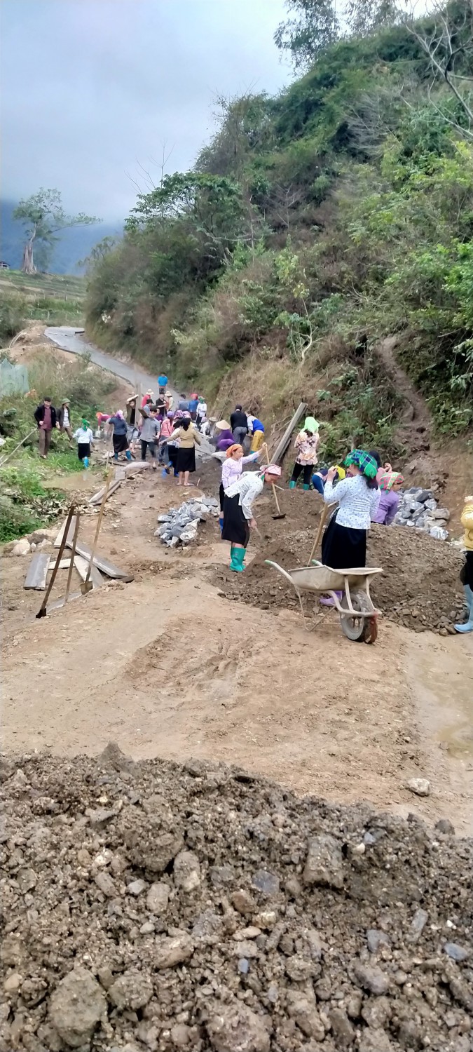 Hội viên nông dân xóm Đon Sài làm đường bê tông vào nhà Bà mẹ Việt Nam anh hùng