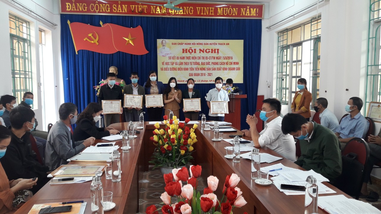 Đồng chí Nguyễn Phương Thảo, Chủ tịch HND huyện trao giấy khen cho các hội viên tiêu biểu thực hiện chỉ thị 05