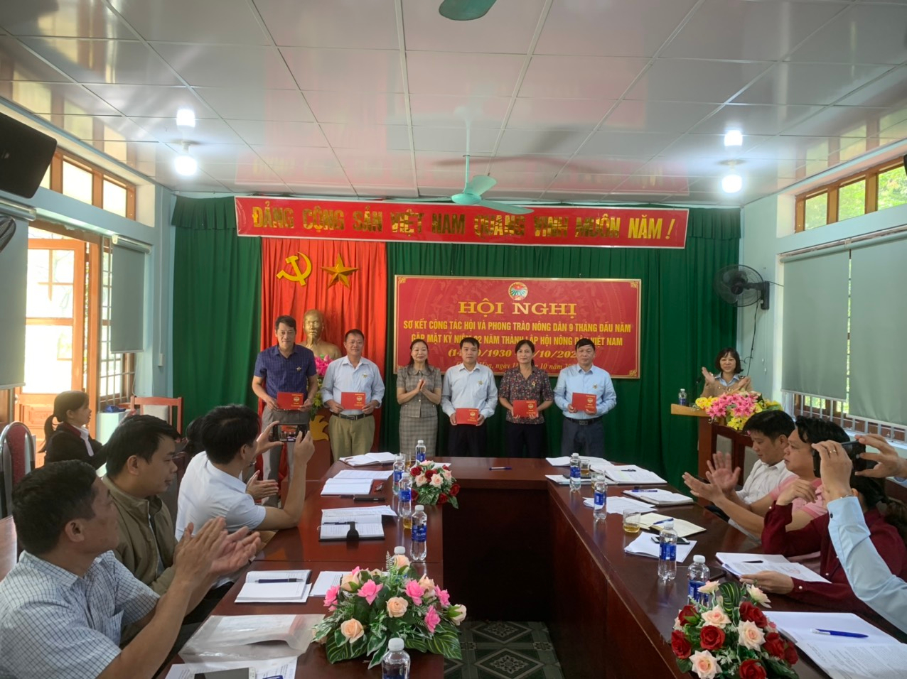 Trao kỷ niêm chương vì gai cấp nông dân Việt Nam
