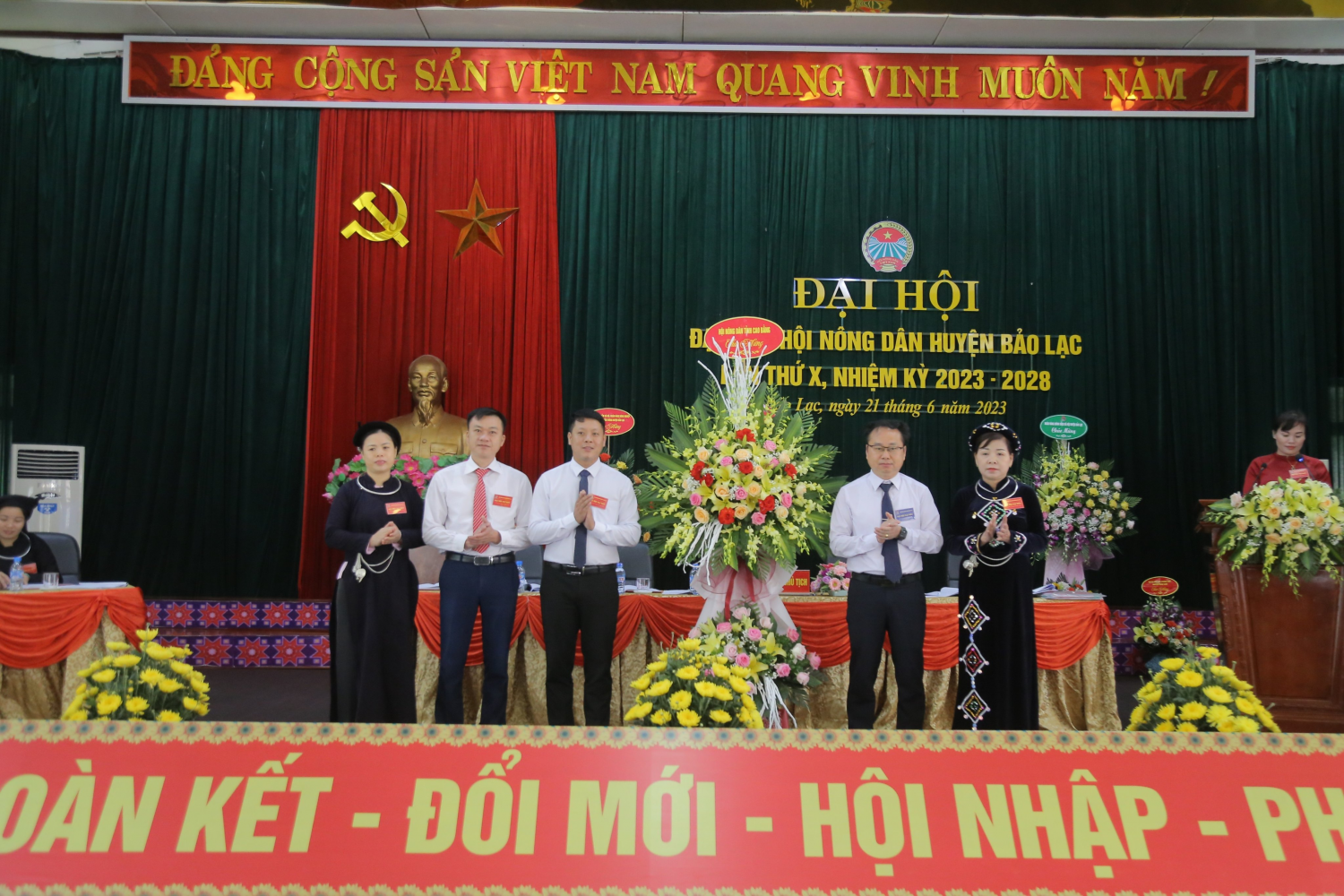 Đồng chí Dương Hùng Dũng, chủ tịch HND tỉnh tặng hoa chúc mừng đại hội