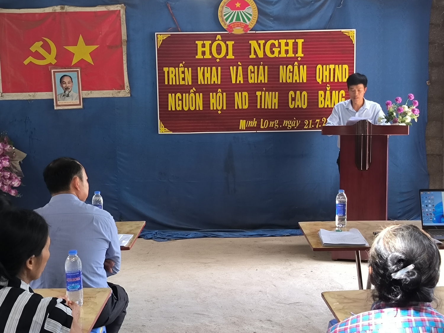 Đ/c Đàm Vũ Khoa, Phó Trưởng Ban KT-XH-Hội Nông dân tỉnh công bố Quyết định phê duyệt cho 10 hộ hội viên nông dân vay vốn