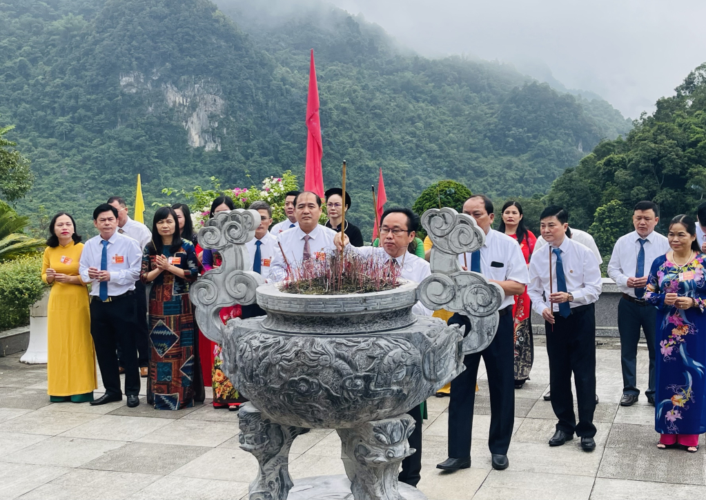 Đoàn đại biểu Hội Nông dân tỉnh dâng hương đền thờ Chủ tịch Hồ Chí Minh tại di tích Quốc gia đặc biệt Pác Bó