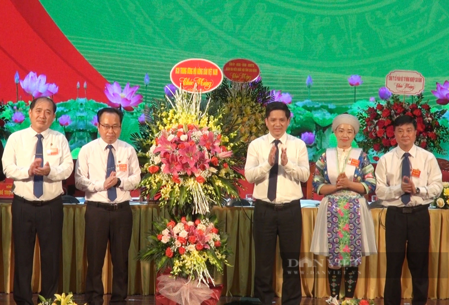 Phó chủ tịch thường trực Hội Nông dân Việt Nam tặng hoa chúc mừng Đại hội