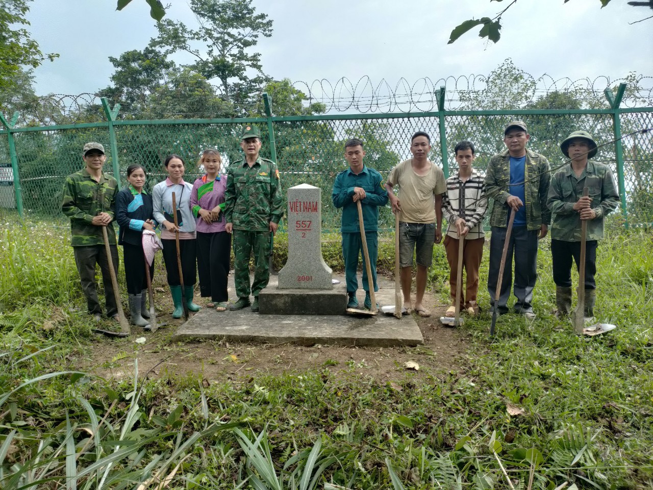 Cán bộ hội viên nông dân và các chiến sĩ đồn Biên phòng Cốc Pàng tham gia phát quang đường tuần tra biên giới