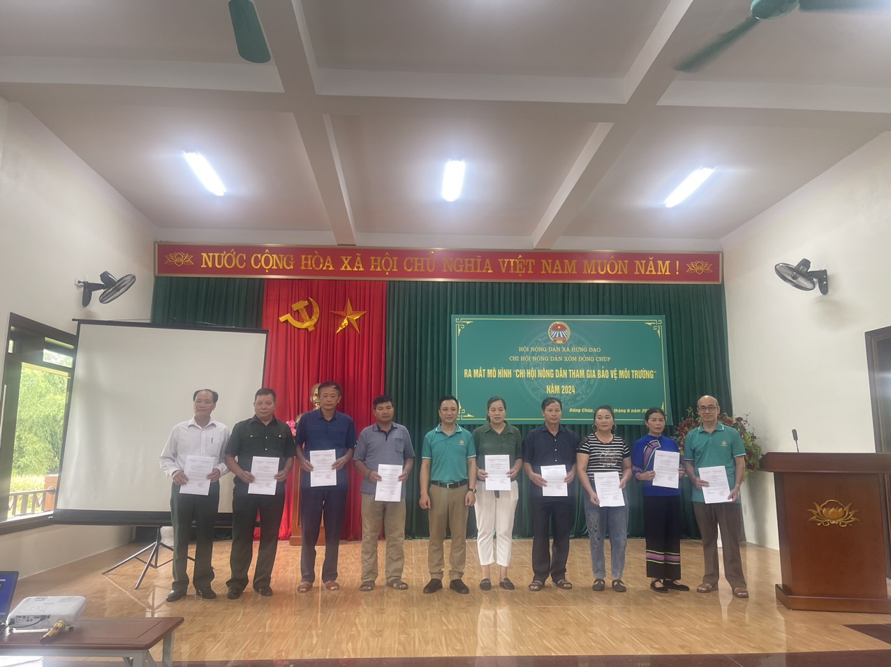 Hội Nông dân xã Hưng Đạo, thành phố Cao Bằng tổ chức sinh hoạt mẫu nâng cao chất lượng sinh hoạt Chi hội và ra mắt câu lạc bộ “Chi hội nông dân tham gia bảo vệ môi trường”