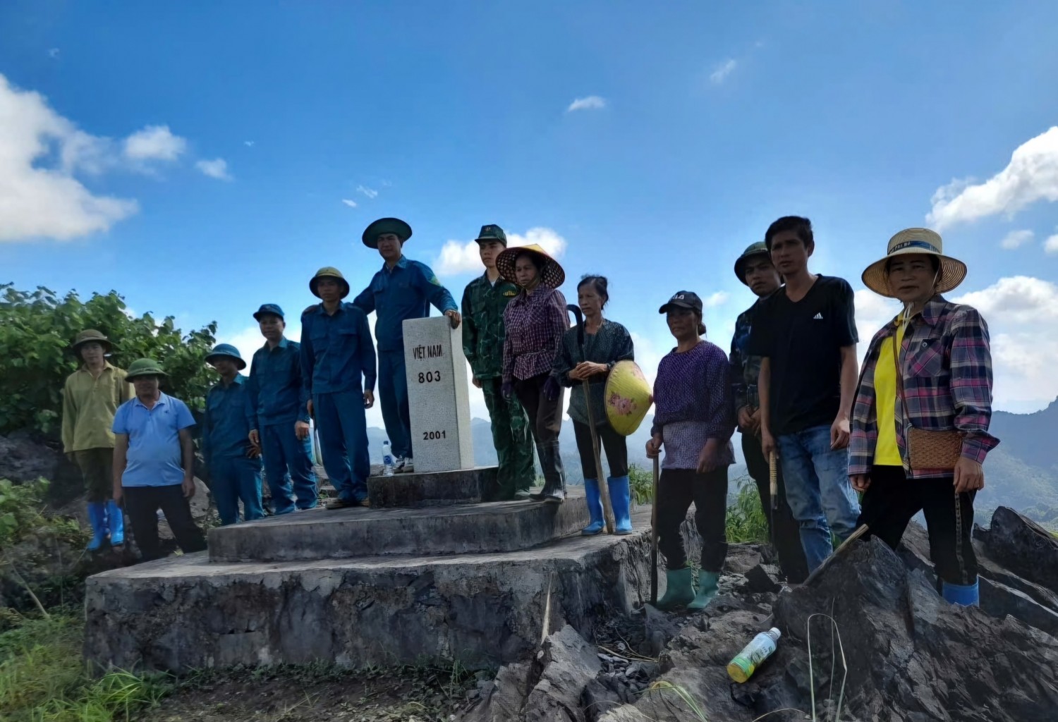 Hội Nông dân xã Đình Phong, huyện Trùng Khánh phối hợp tổ chức phát quang đường thông tầm nhìn biên giới