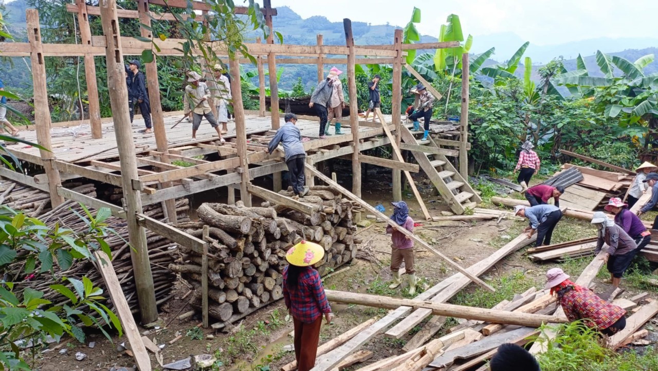 Hội viên nông dân tham gia giúp gia đình bà Phùng Mùi Diết, xóm Phiêng Pẻn tháo dỡ nhà