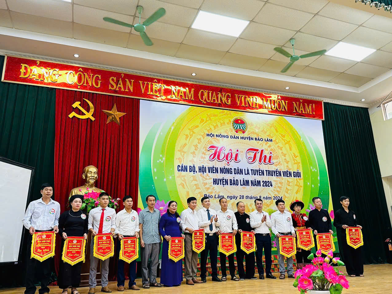 Các đồng chí lãnh đạo Thường trực Huyện ủy, Thường trực UBND huyện trao cờ lưu niệm cho các đội thi