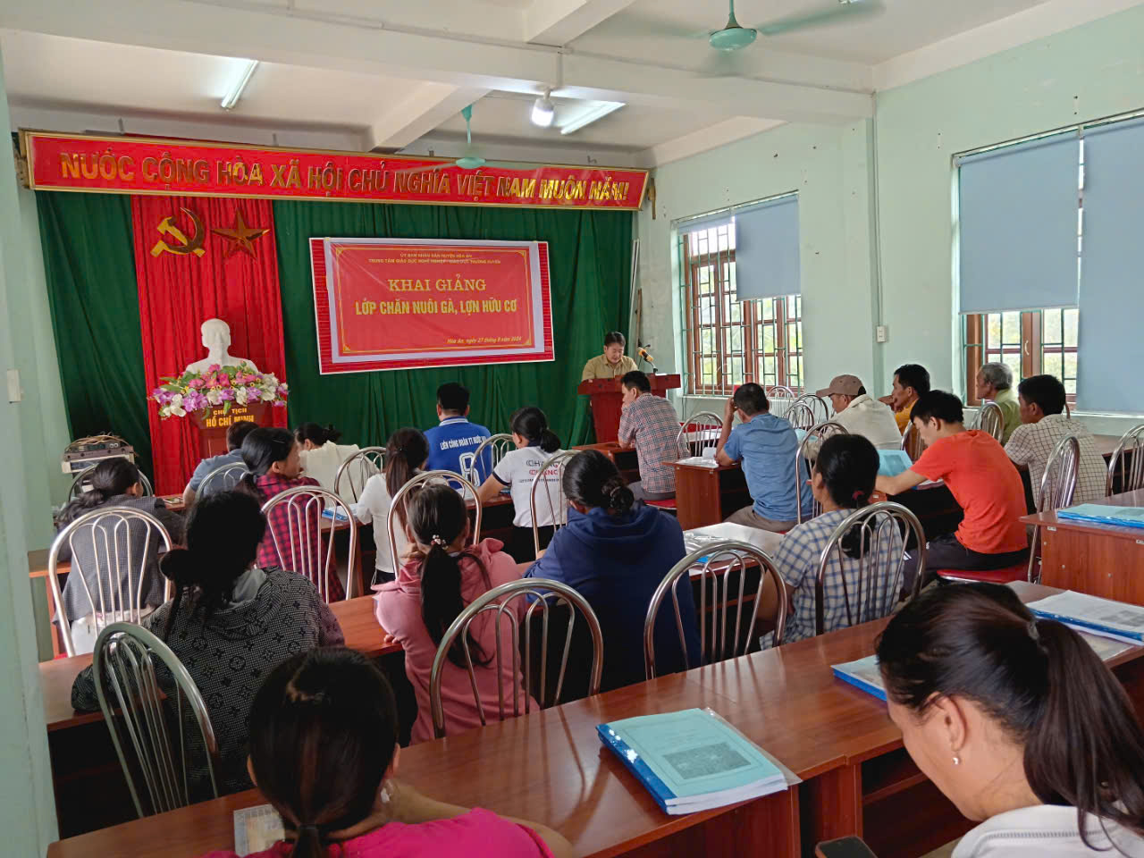 Hội Nông dân xã ngũ Lão, huyện Hòa An phối hợp tổ chức lớp tập huấn kỹ thuật chăn nuôi gà, lợn hữu cơ