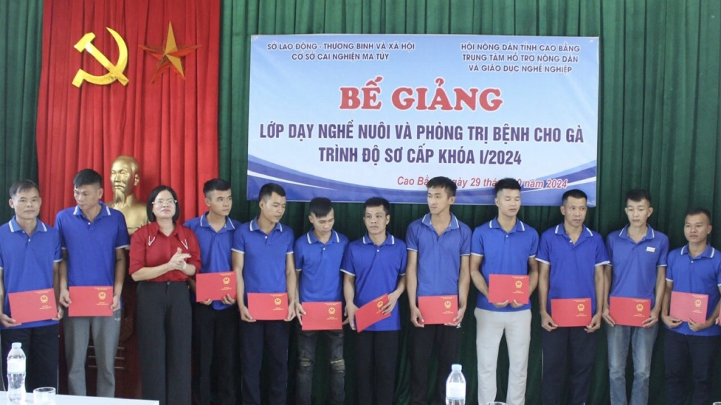 Trao chứng chỉ cho các học viên tốt nghiệp