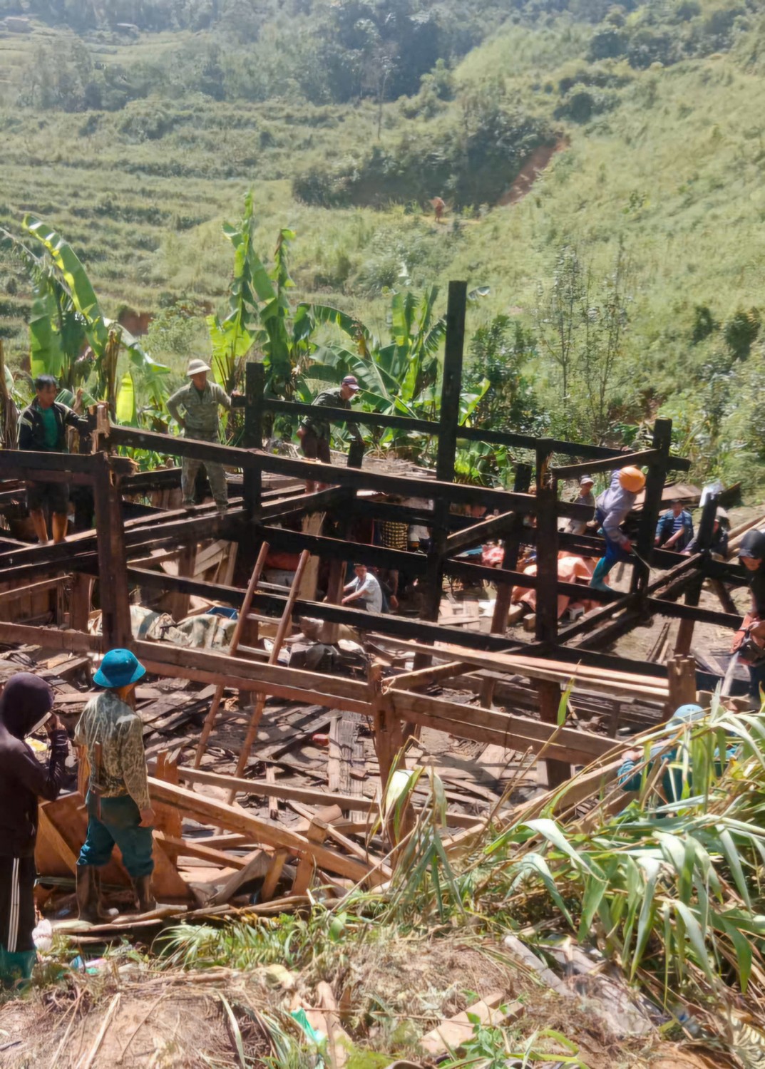 Hội Nông dân xã Ca Thành, huyện Nguyên Bình vận động hội viên chi hội Xóm Khuổi Mỵ, hỗ trợ, giúp đỡ gia đình hội viên khắc phục hậu quả cơn bão Số 3 (Yagi)