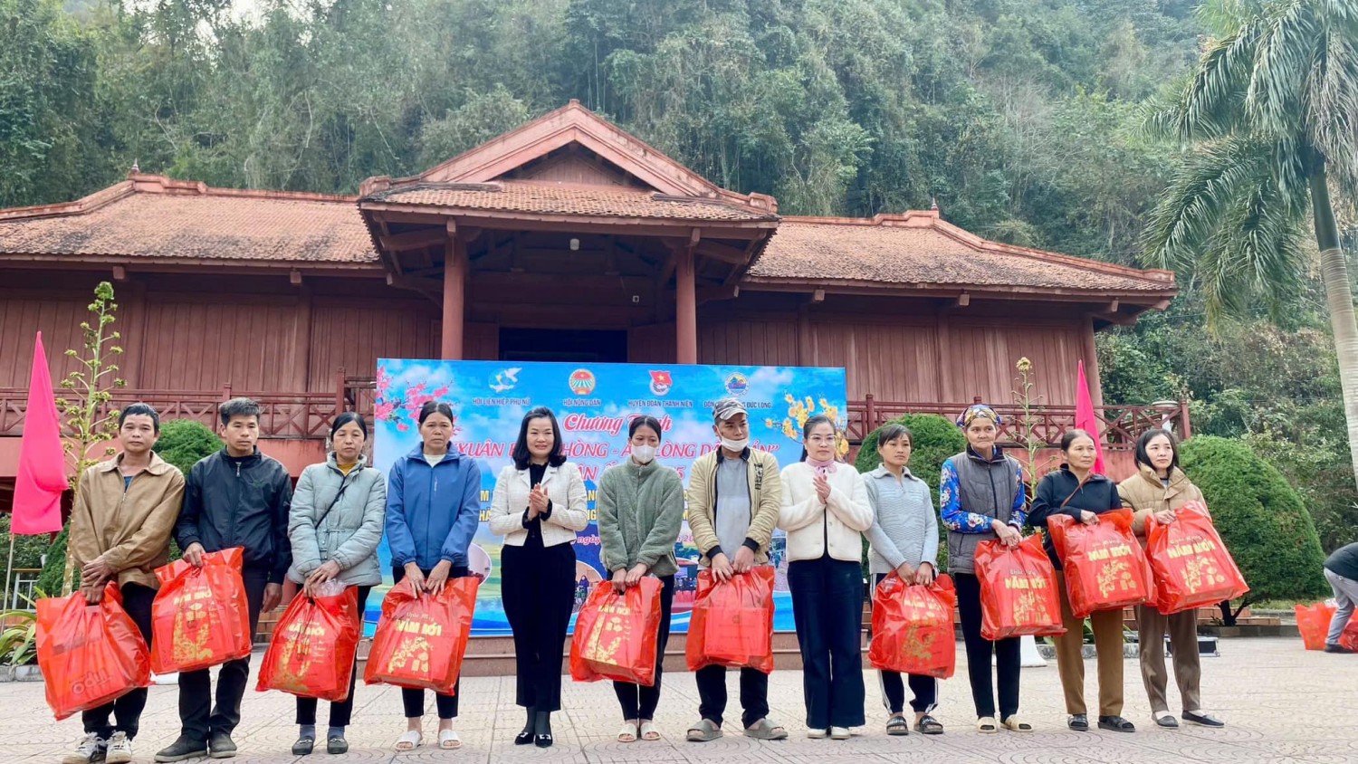 Lãnh đạo Ủy ban MTTQ huyện và Lãnh đạo Hội Nông dân huyện trao quà cho các hội viên nông dân có hoàn cảnh khó khăn trên địa xã Đức Long.