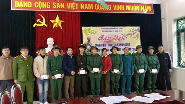 Lãnh đạo xã Đình Phùng trao quà cho các thanh niên lên đường nhập ngũ.