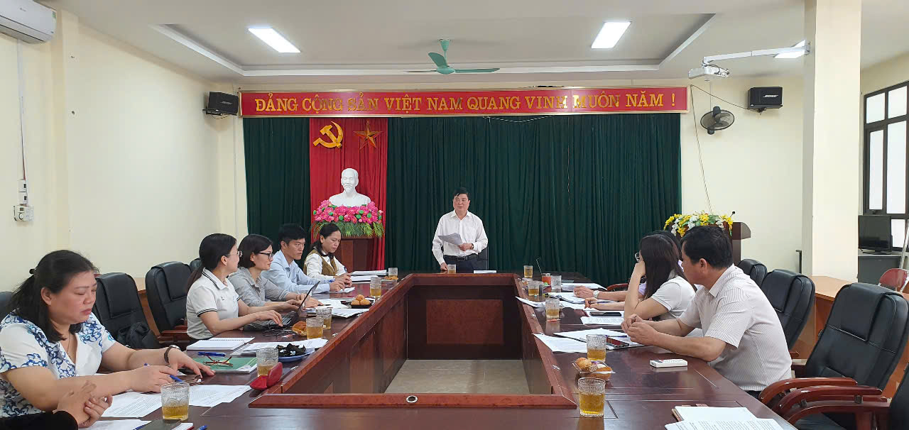 Đoàn kiểm tra của Hội Nông dân tỉnh kiểm tra tại Hội Nông dân thành phố Cao Bằng.