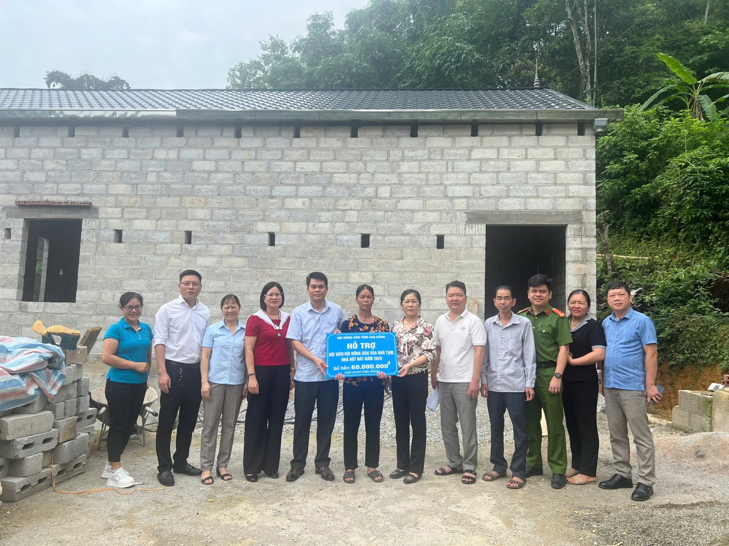 Lãnh đạo Hội các cấp trao kinh phí cho hộ gia đình thực hiện xóa nhà tạm, nhà dột nát.