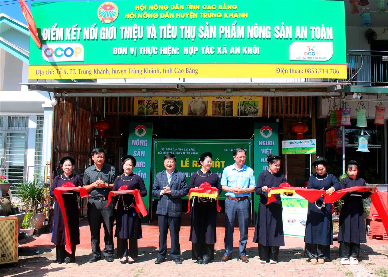 Hội Nông dân tỉnh cắt băng khánh thành ra mắt cửa hàng tiêu thụ nông sản tại xã Trùng Khánh.