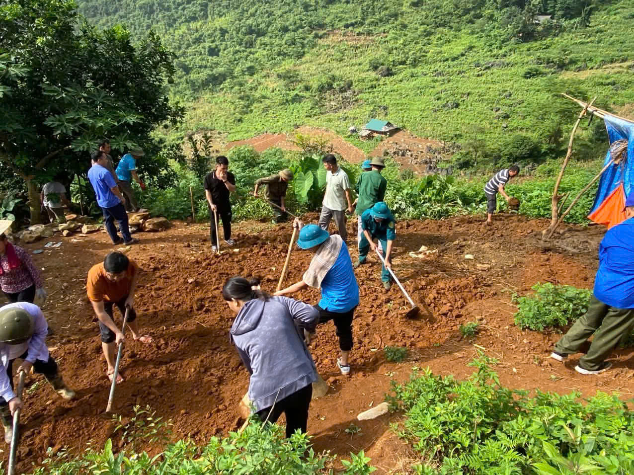 Hội Nông dân xã Nam Tuấn chung sức giúp hộ nghèo xóa nhà tạm, nhà dột nát.