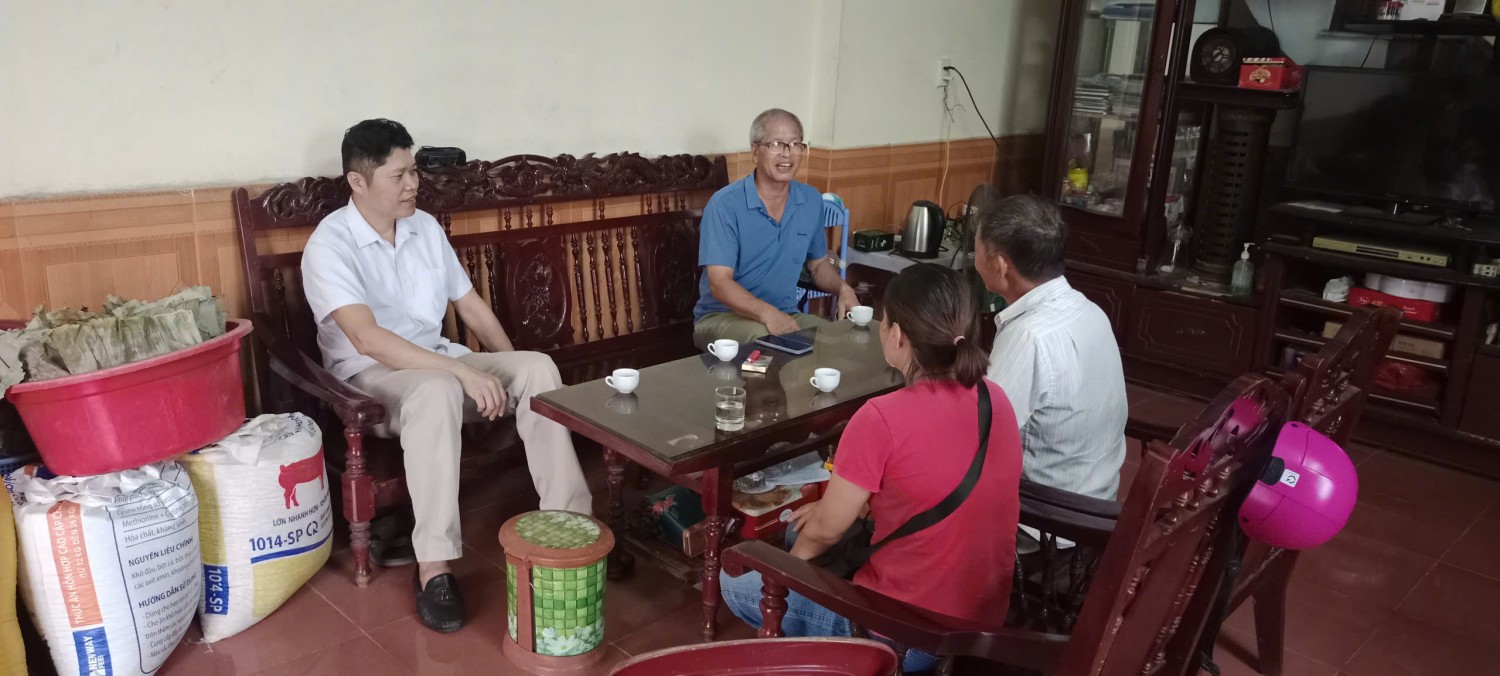 Hội Nông dân phường Nùng Trí Cao kiểm tra, nắm tình hình các hộ vay vốn nguồn Quỹ Hỗ trợ nông dân.